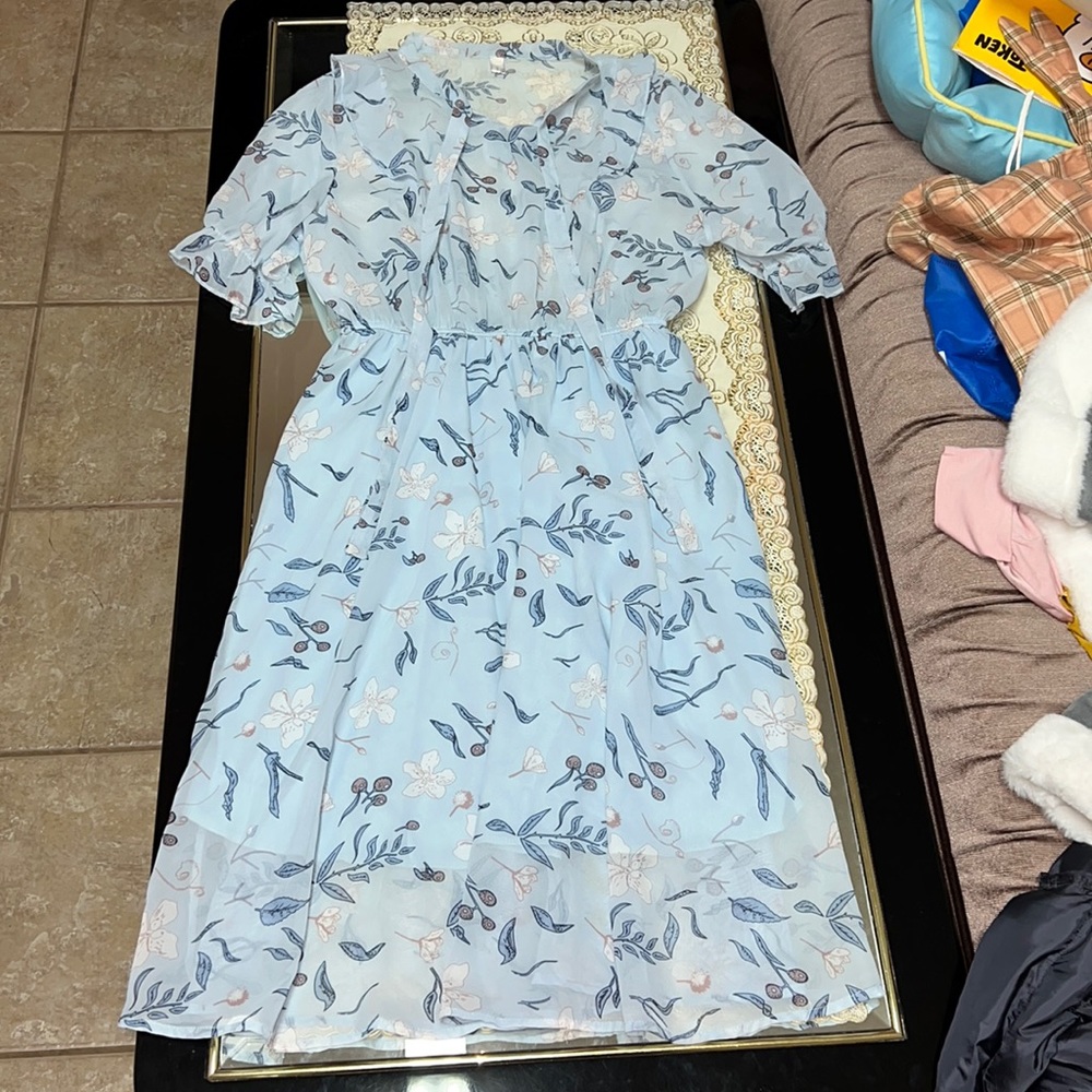 Light blue short-sleeved tie neck midi dress with floral print
